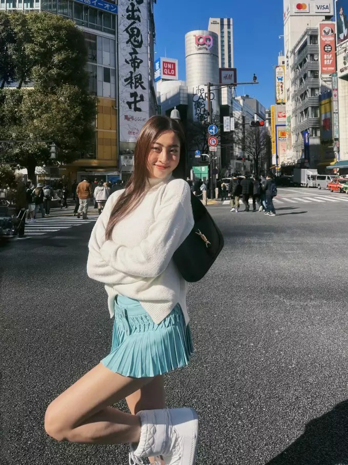 Giữa đường phố lạnh giá, mỹ nhân Cao Bằng vẫn vô tư khoe chân trần.