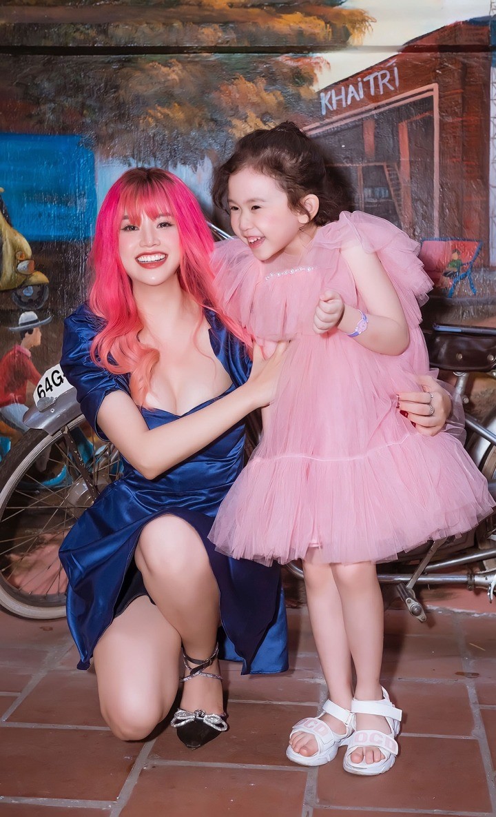 Em gái song sinh của vợ Bằng Cường và con gái.