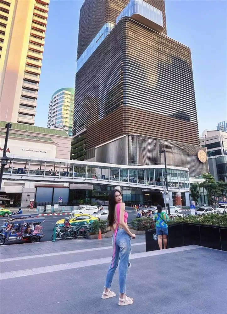 Bạn gái Đoàn Văn Hậu thừa nhận sống ảo nên mới đẹp, động thái nửa kia gây chú ý - Ảnh 2 Bạn gái Đoàn Văn Hậu thừa nhận sống ảo nên mới đẹp, động thái nửa kia gây chú ý - Ảnh 2