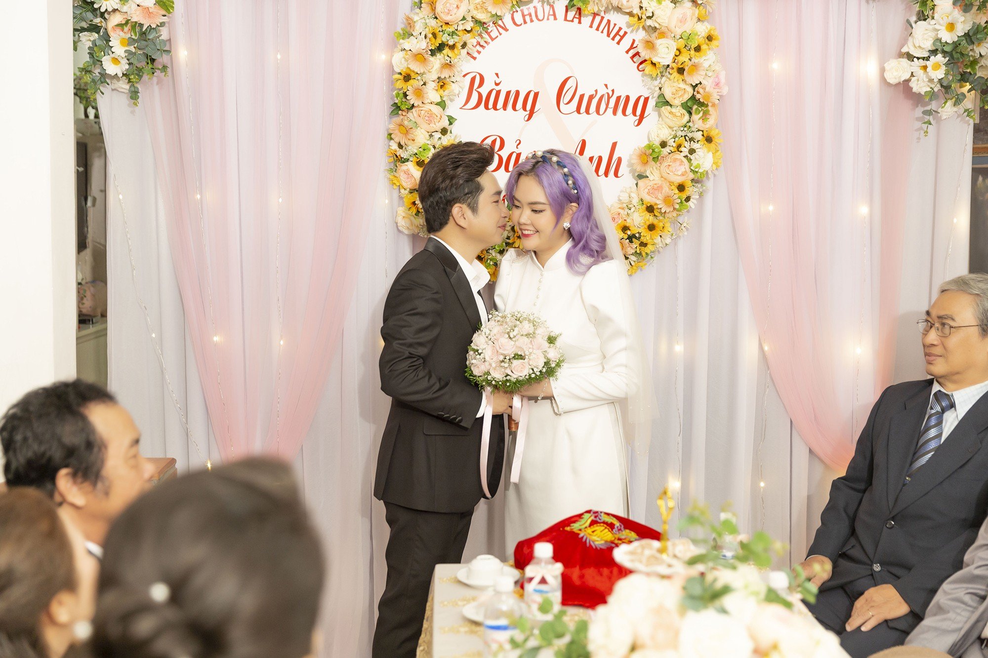 Ca sĩ Bằng Cường và ca sĩ Bảo Anh hạnh phúc tại buổi lễ gia tiên trước sự chứng kiến của hai bên gia đình