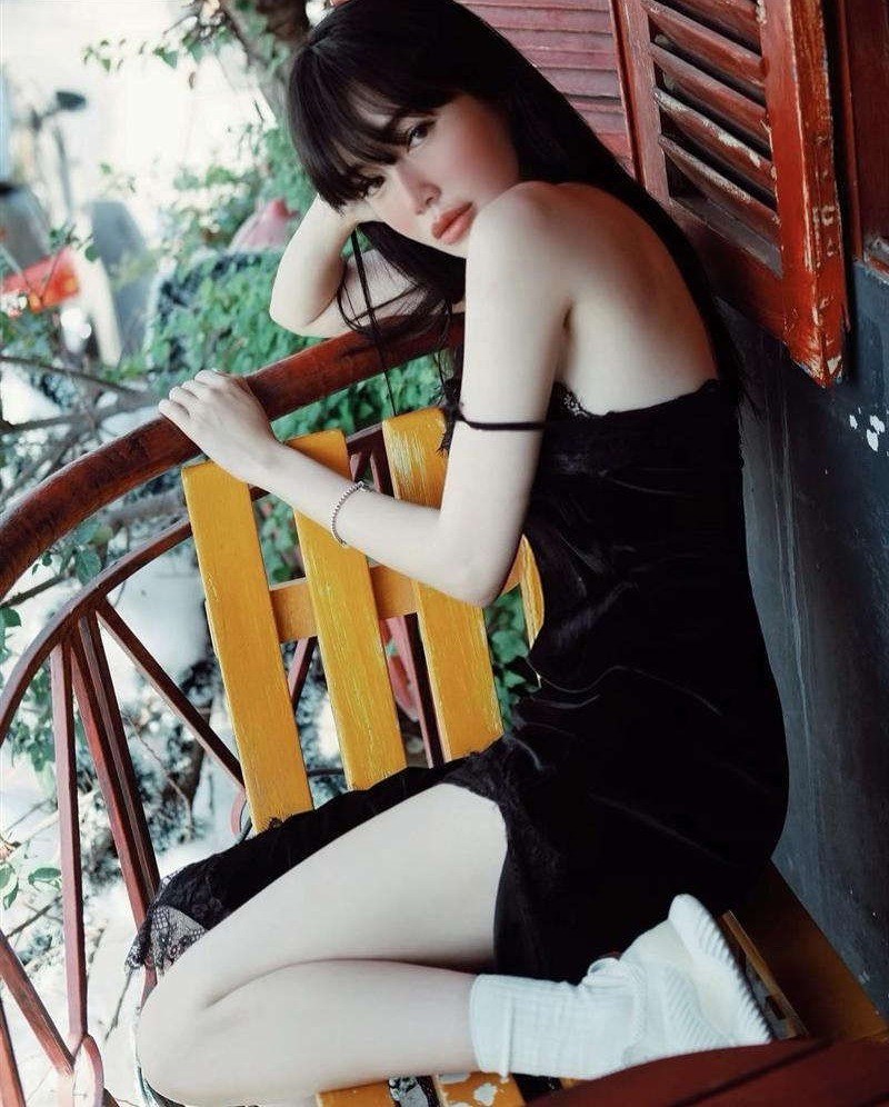 Không hổ danh 'mỹ nhân mặc váy ngủ đỉnh nhất showbiz Việt', Elly Trần quyến rũ hết phần thiên hạ - Ảnh 4 Không hổ danh 'mỹ nhân mặc váy ngủ đỉnh nhất showbiz Việt', Elly Trần quyến rũ hết phần thiên hạ - Ảnh 4