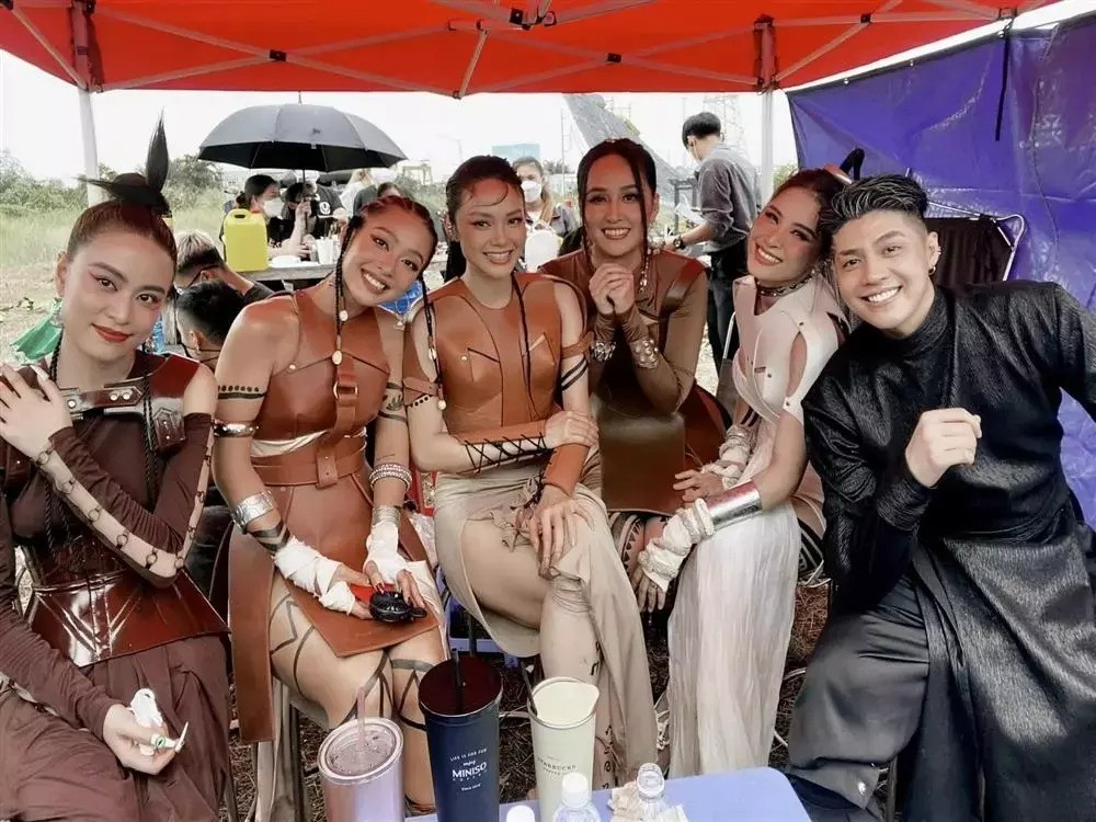 Hoàng Thùy Linh ngồi rìa vẫn 'sáng' khi chung khung hình với Khả Ngân, Minh Hằng, Mai Phương Thúy, Đông Nhi.