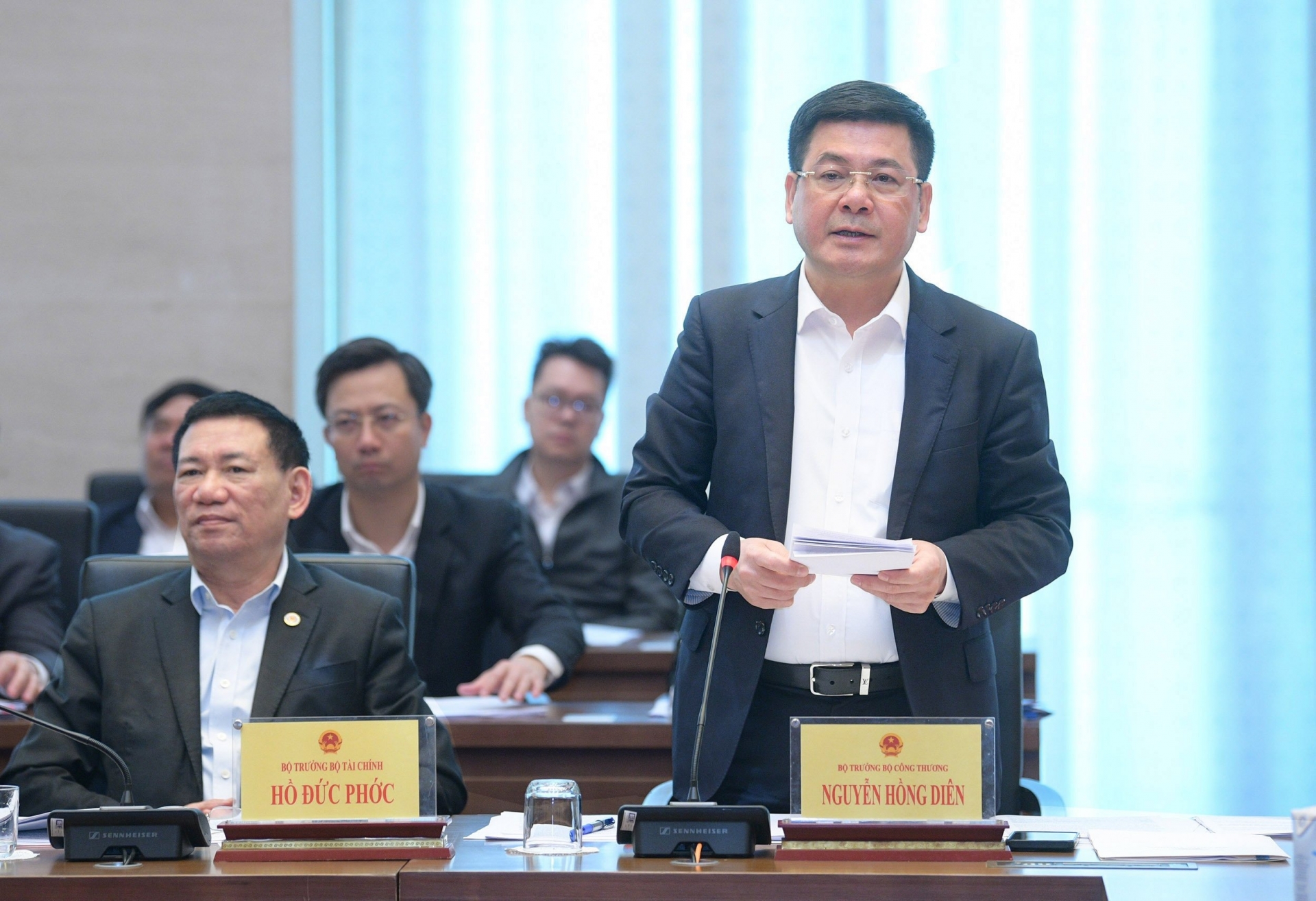 Bộ trưởng Công Thương Nguyễn Hồng Diên phát biểu tại phiên giải trình (Ảnh: VM).