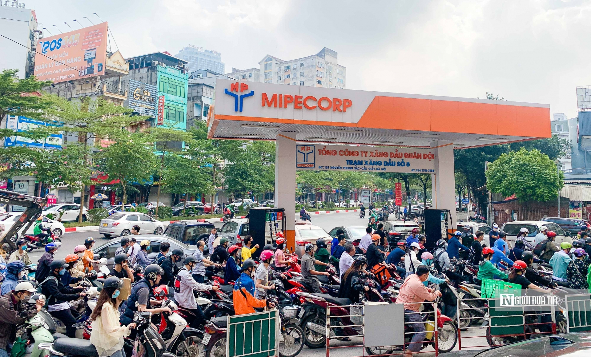 Tình trạng người dân xếp hàng dài để mua được xăng tại Hà Nội trong năm 2022 (Ảnh: Hữu Thắng).