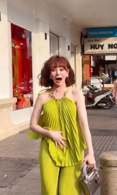 Trang Nemo hết hồn khi gặp sự cố với kiểu áo bồng bềnh sau vụ lộ ảnh thiếu tế nhị - Ảnh 2 Trang Nemo hết hồn khi gặp sự cố với kiểu áo bồng bềnh sau vụ lộ ảnh thiếu tế nhị - Ảnh 2