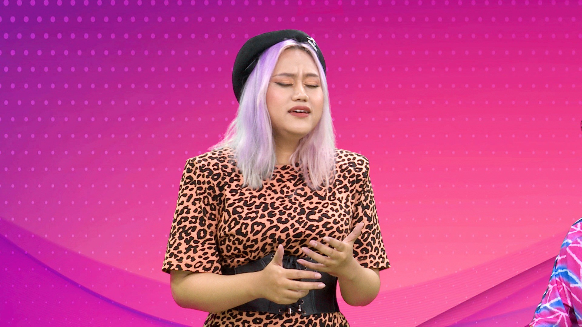 Ca sĩ Sofia trải lòng khi bị body shaming, phải kết thúc buổi diễn sớm 2 Ca sĩ Sofia trải lòng khi bị body shaming, phải kết thúc buổi diễn sớm 2