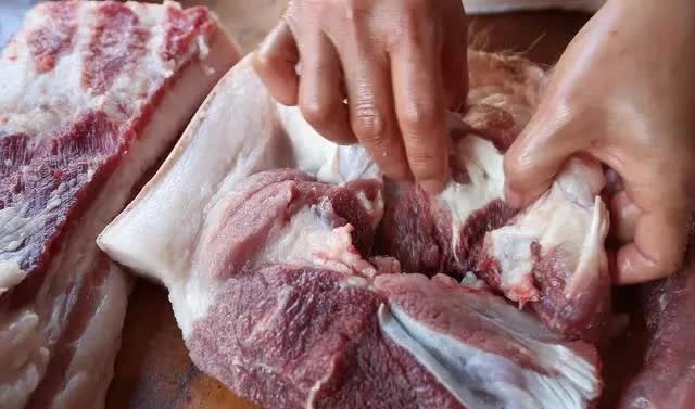Theo Tiến sĩ Liu Jingjing (Đại học Nông nghiệp Trung Quốc): Khi phát hiện các miếng thịt có chứa hạch bạch huyết, mọi người tốt nhất không nên mua về ăn. Theo Tiến sĩ Liu Jingjing (Đại học Nông nghiệp Trung Quốc): Khi phát hiện các miếng thịt có chứa hạch bạch huyết, mọi người tốt nhất không nên mua về ăn.