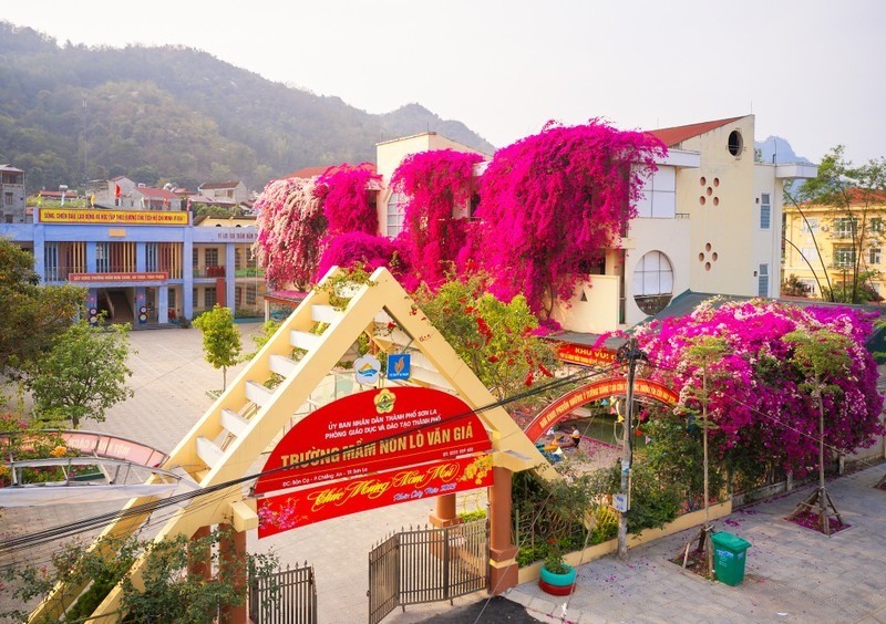 Trường Mầm non Lò Văn Giá bất ngờ nổi tiếng nhờ giàn hoa giấy đẹp như trong cổ tích.