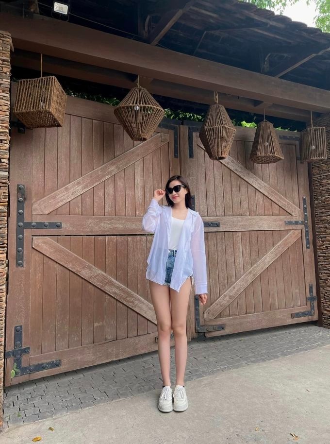 Lên đồ với outfit hè cực cháy, Hoa hậu Đỗ Thị Hà khiến nhiều bạn nữ cũng muốn hỏi cưới 1 Lên đồ với outfit hè cực cháy, Hoa hậu Đỗ Thị Hà khiến nhiều bạn nữ cũng muốn hỏi cưới 1