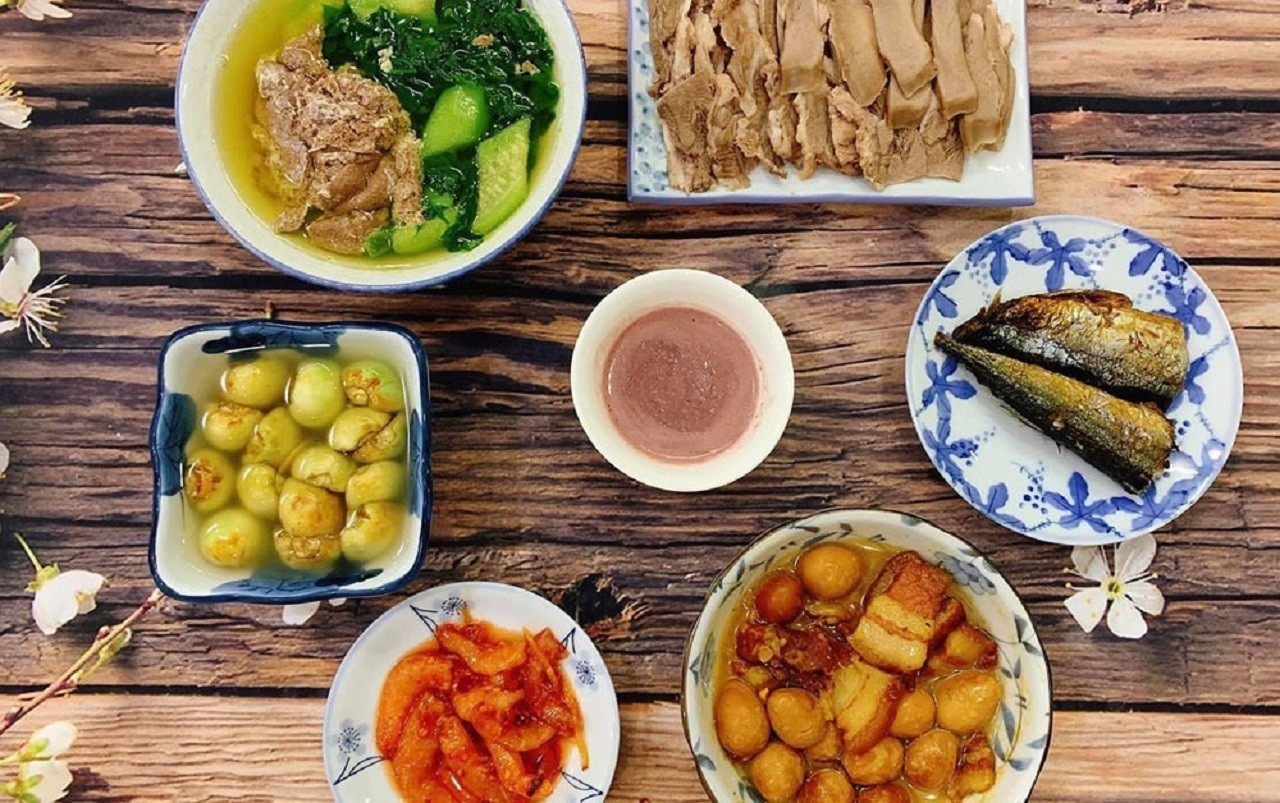 Mùa hè chỉ cần mâm cơm như này thì ăn mãi không chán: Toàn món quen thuộc, ai cũng tấm tắc khen 7 Mùa hè chỉ cần mâm cơm như này thì ăn mãi không chán: Toàn món quen thuộc, ai cũng tấm tắc khen 7