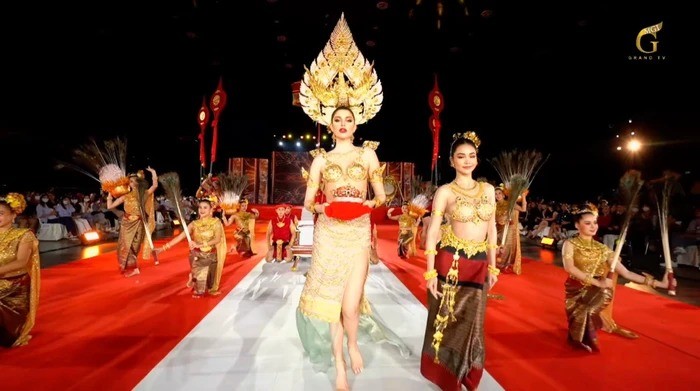 Để 'gà cưng' Engfa Waraha xuất hiện như 'tỳ nữ' bên cạnh Miss Grand 2022, dì Na khiến fan phẫn nộ 2 Để 'gà cưng' Engfa Waraha xuất hiện như 'tỳ nữ' bên cạnh Miss Grand 2022, dì Na khiến fan phẫn nộ 2