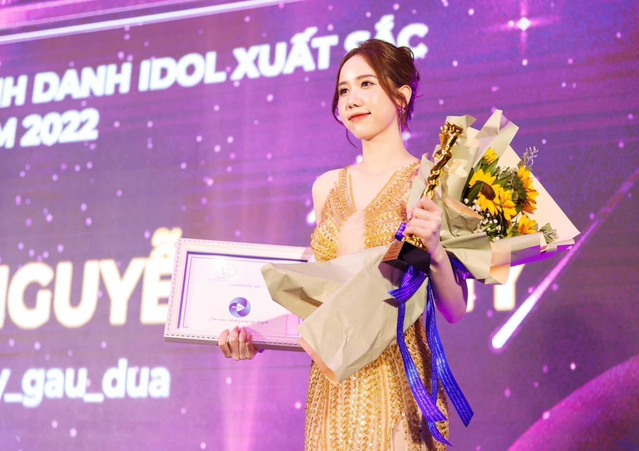 Ngọc nhận giải idol Xuất Sắc tại Gala Kolsme 2022