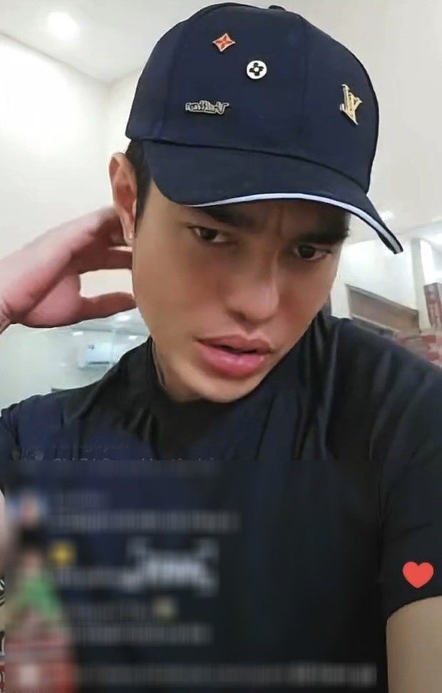 Bảo Lâm khẳng định: 'Cái miệng vậy thôi chứ tối nào tôi cũng tụng kinh cả. Thương tôi thì đừng đồn tôi để tôi nuôi vợ nuôi con, không ai tụng kinh mà đi bar cả. Mọi người tin tôi nha, tôi đàng hoàng lắm!' Bảo Lâm khẳng định: 'Cái miệng vậy thôi chứ tối nào tôi cũng tụng kinh cả. Thương tôi thì đừng đồn tôi để tôi nuôi vợ nuôi con, không ai tụng kinh mà đi bar cả. Mọi người tin tôi nha, tôi đàng hoàng lắm!'