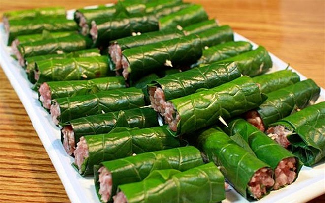 Ngoài làm thuốc, lá lốt có thể sử dụng để ăn sống như các loại rau thơm hoặc làm rau gia vị. Ngoài làm thuốc, lá lốt có thể sử dụng để ăn sống như các loại rau thơm hoặc làm rau gia vị.