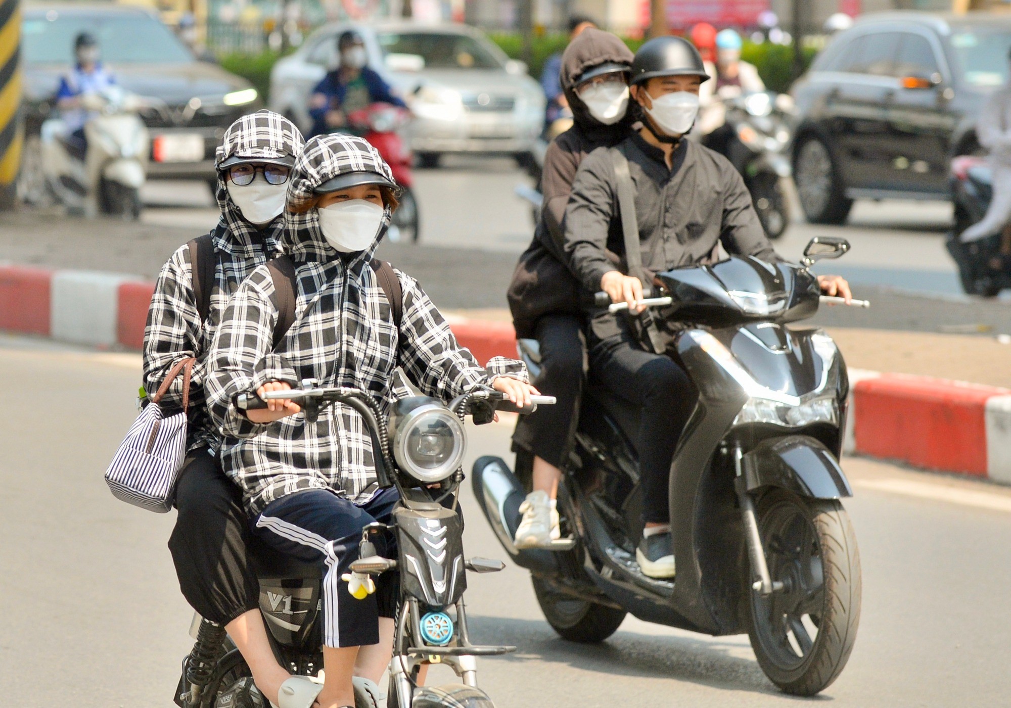 Hà Nội bước vào đợt nắng nóng gay gắt diện rộng, chỉ số tia UV duy trì ở mức nguy cơ gây hại rất cao 1 Hà Nội bước vào đợt nắng nóng gay gắt diện rộng, chỉ số tia UV duy trì ở mức nguy cơ gây hại rất cao 1
