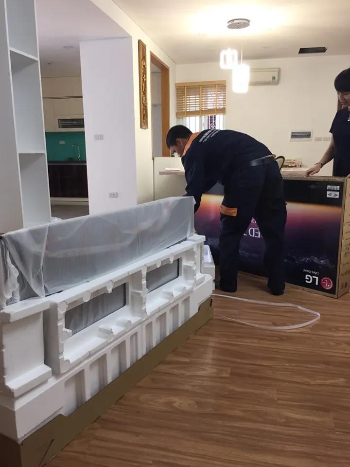 Đội ngũ kỹ thuật viên chuyên nghiệp của Mạnh Nguyễn thực hiện lắp đặt Tivi tại nhà cho khách hàng đặt mua