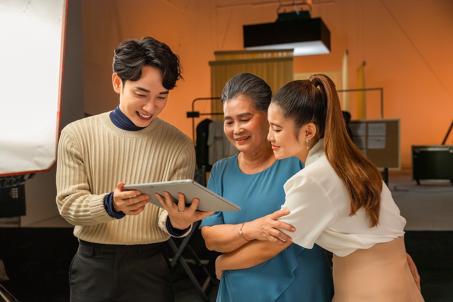 Xúc động với những 'chạm nhẹ giản đơn' trong MV mới của Trúc Nhân - Ảnh 2 Xúc động với những 'chạm nhẹ giản đơn' trong MV mới của Trúc Nhân - Ảnh 2