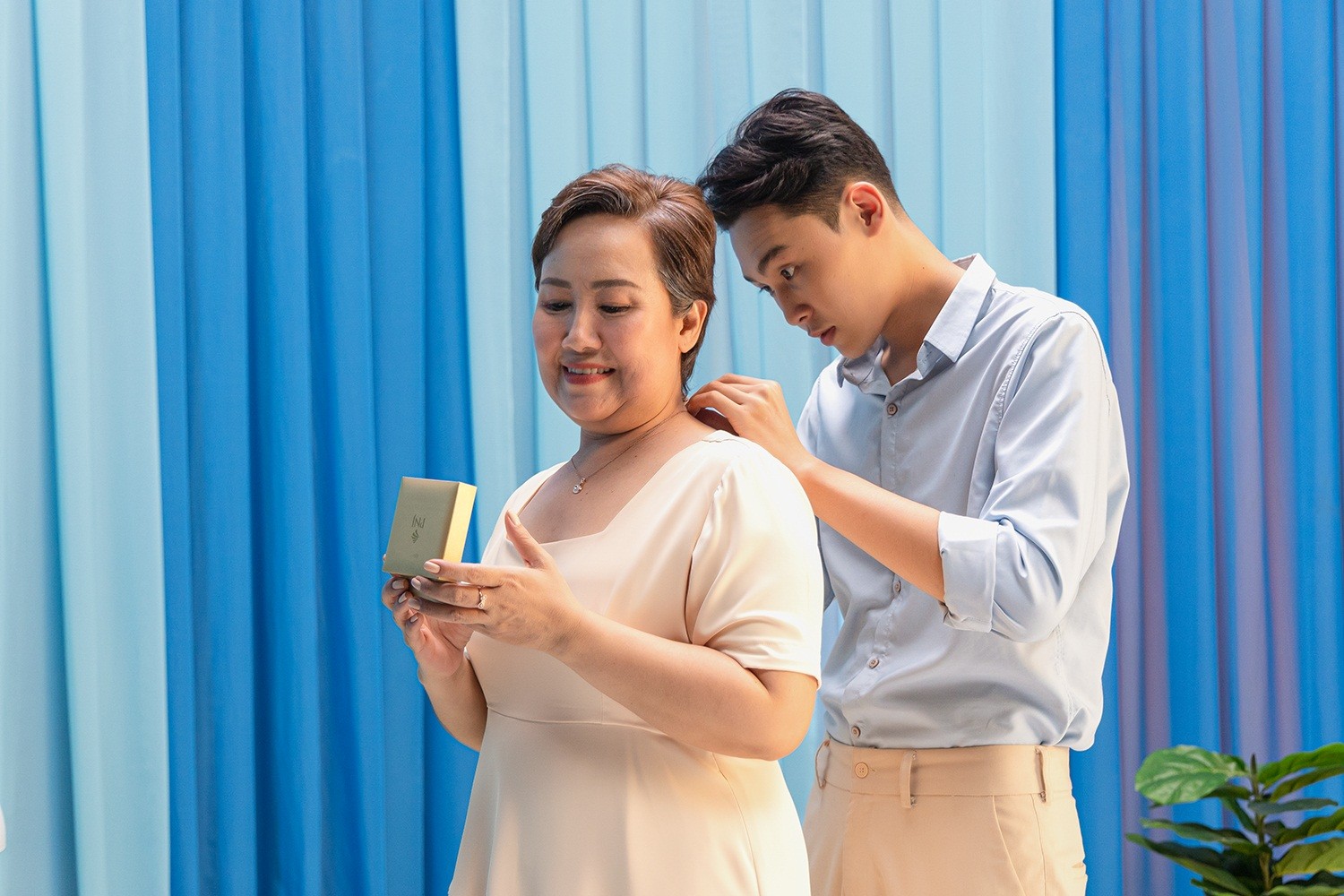 Xúc động với những 'chạm nhẹ giản đơn' trong MV mới của Trúc Nhân - Ảnh 4 Xúc động với những 'chạm nhẹ giản đơn' trong MV mới của Trúc Nhân - Ảnh 4