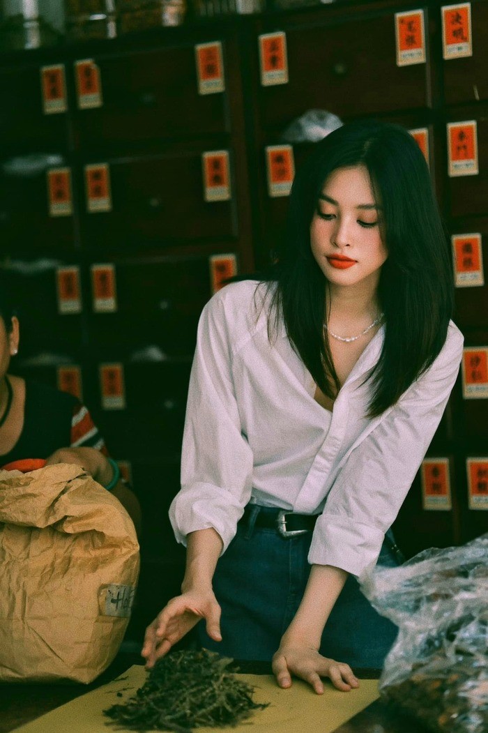 Nhìn bộ ảnh này, fan mới hiểu vì sao Tiểu Vy được gọi là 'mỹ nhân ngàn năm có một'.