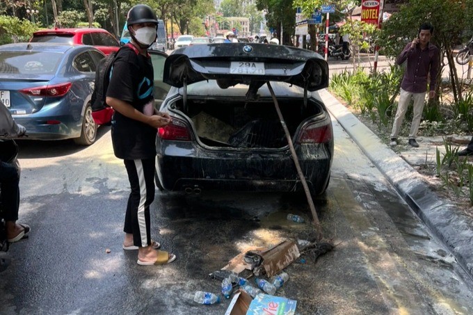 'Xế hộp' BMW bất ngờ bốc cháy trên phố Hà Nội: Cảnh báo cháy xe ô tô trong mùa nắng nóng 2 'Xế hộp' BMW bất ngờ bốc cháy trên phố Hà Nội: Cảnh báo cháy xe ô tô trong mùa nắng nóng 2