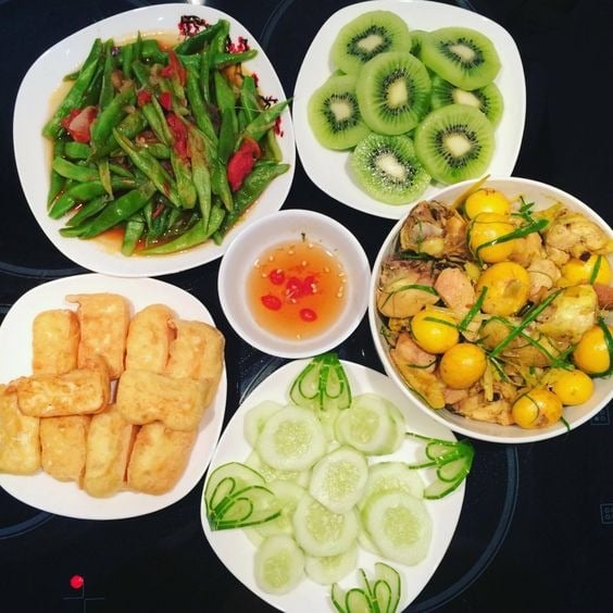 Một mâm cơm nhiều rau xanh rất hợp với những ngày hè.