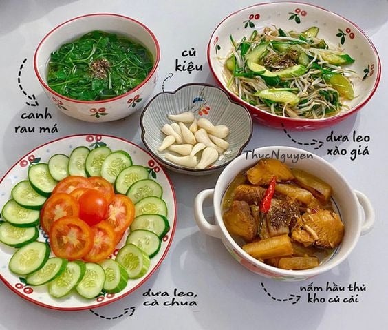 Nếu bạn không tha thiết các món mặn trong những ngày nóng thì một mâm cơm chay sẽ là lựa chọn hoàn hảo.