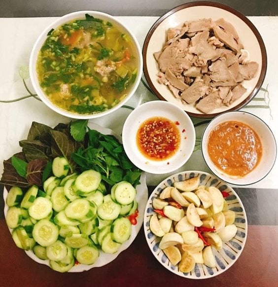Mâm cơm này có thịt luộc, rau sống, cà muối và một bát canh chua đưa cơm chuẩn vị hè.