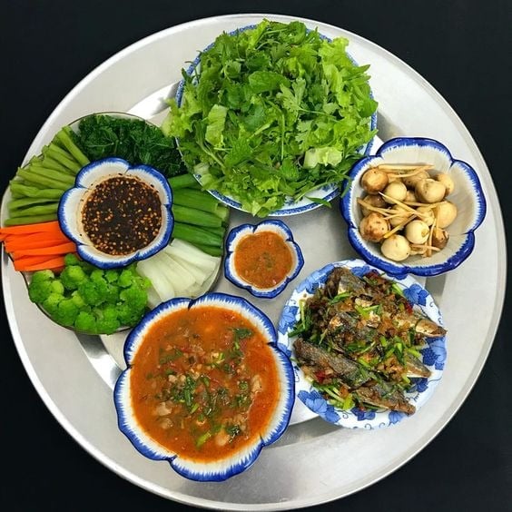 Nhìn mâm cơm này đã thấy một màu xanh mắt mát rồi. Nhưng không hề đơn điệu vì đã có món cá làm điểm nhấn.