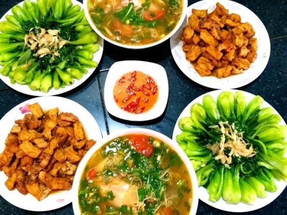 Canh chua cá xương thóc, cải thìa xào tỏi, đậu khuôn kho thịt vừa ngon vừa mát.