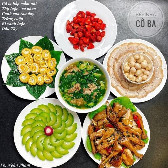 Mâm cơm của Bếp nhà cô Ba vừa đẹp mắt, vừa mát ruột, quá hợp cho ngày hè nóng nực.