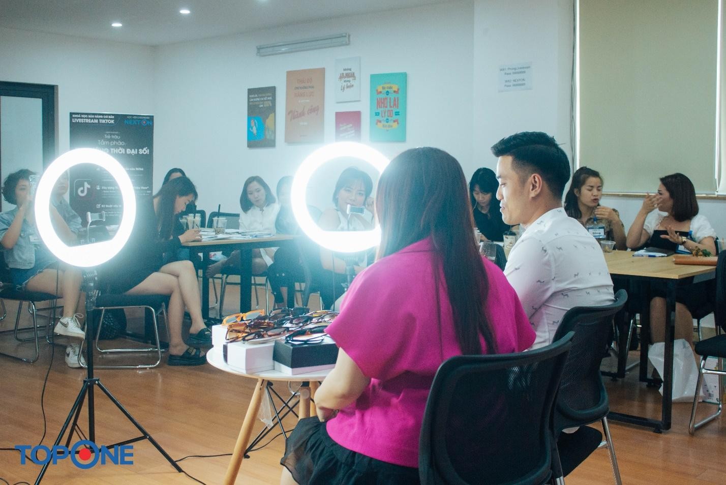 Học viện Livestream giúp bạn sớm giải quyết vấn đề thiếu tự tin khi bán hàng trực tuyến