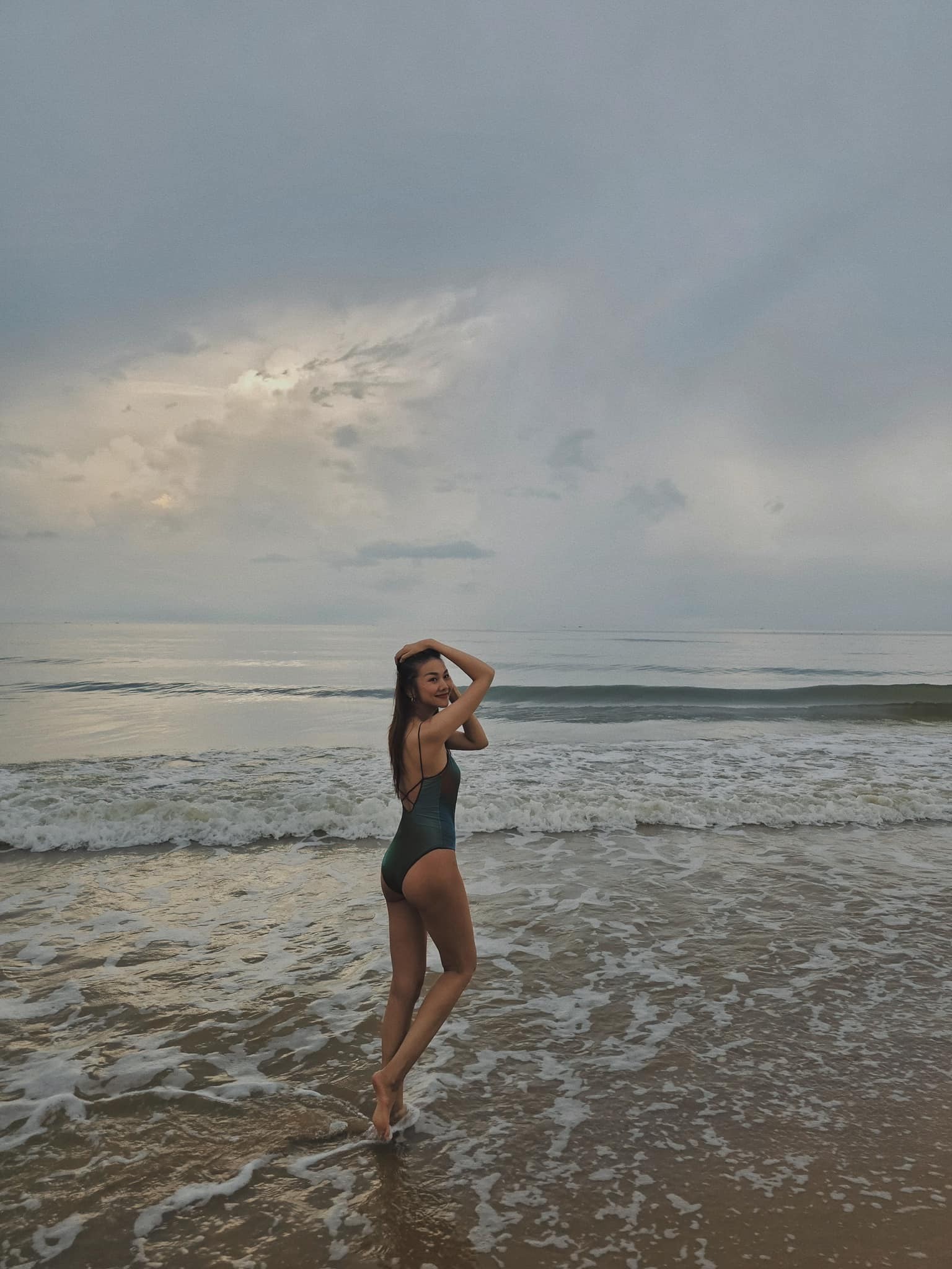 Siêu mẫu Thanh Hằng show bộ ảnh đồ tắm quyến rũ sau tuyên bố sắp kết hôn - Ảnh 1