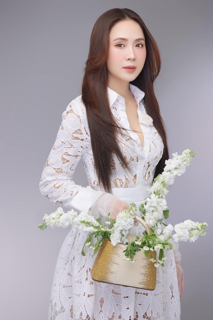 Diện đồ bơi một mảnh, 'người tình màn ảnh' của Hồng Đăng gây sốt với nhan sắc xinh đẹp và rạng rỡ ở tuổi 40 - Ảnh 3 Diện đồ bơi một mảnh, 'người tình màn ảnh' của Hồng Đăng gây sốt với nhan sắc xinh đẹp và rạng rỡ ở tuổi 40 - Ảnh 3