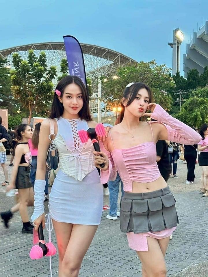 Hoa hậu Việt Nam 2018 Tiểu Vy và Hoa hậu Việt Nam 2022 Thanh Thuỷ tham dự concert encore “Born Pink” của BLACKPINK ở sân vận động Rajamangala Bangkok, Thái Lan.      