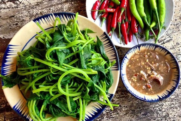 So với củ khoai lang, phần lá có nhiều vitamin B6 gấp 3 lần, vitamin C gấp 5 lần và vitamin B gấp 10 lần. So với củ khoai lang, phần lá có nhiều vitamin B6 gấp 3 lần, vitamin C gấp 5 lần và vitamin B gấp 10 lần.