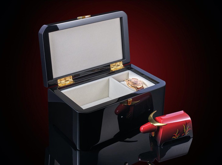 Chú trâu gắn liền với nền văn minh lúa nước 4.000 năm của dân tộc Việt được các nghệ nhân đưa vào hộp đựng của chiếc đồng hồ Thụy Sĩ