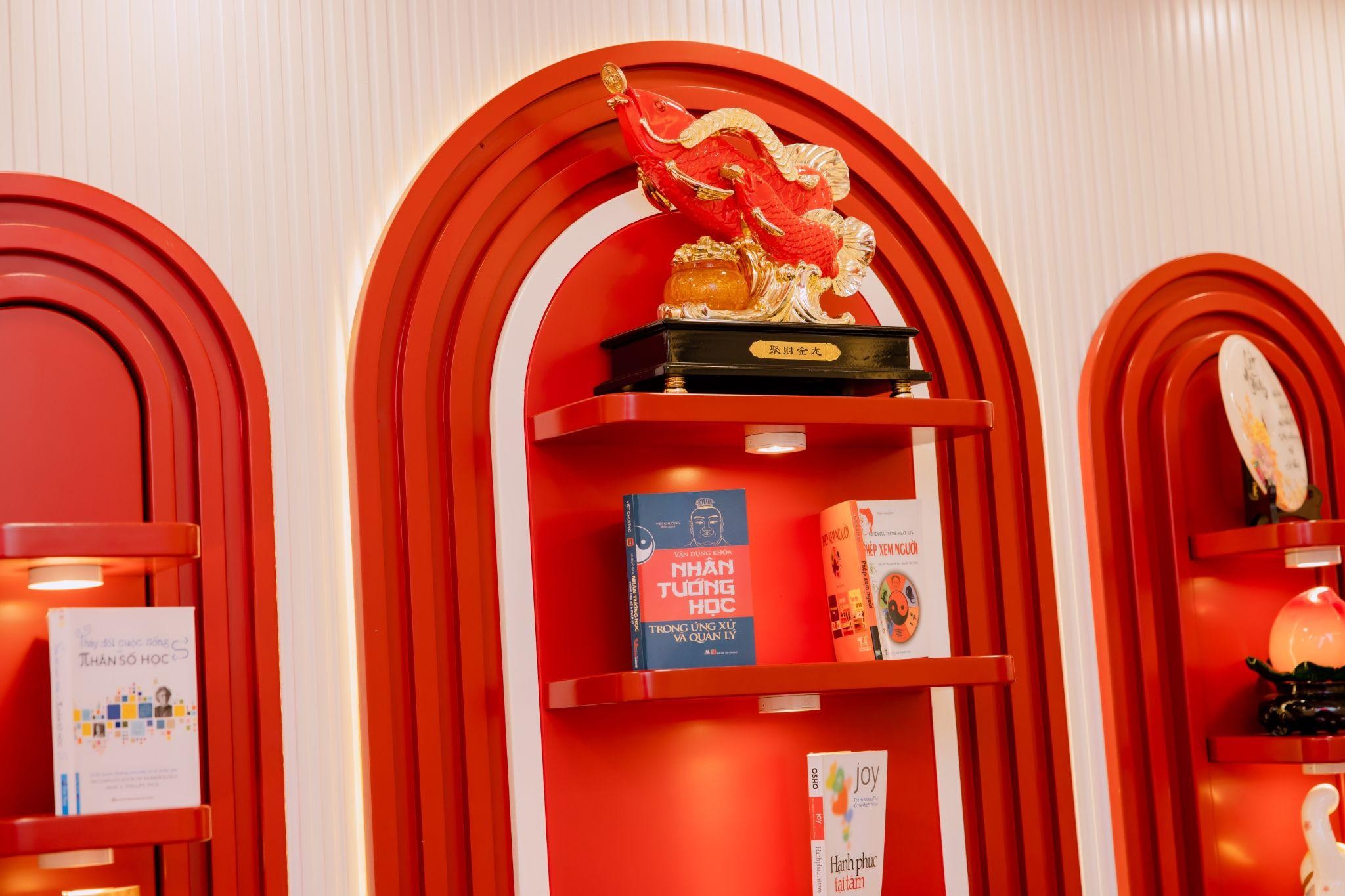 Vốn kiến thức chuyên sâu về nhân tướng học, thần số học giúp Phương Cao thực hiện những ca phun xăm chân mày lên đến 100 triệu đồng