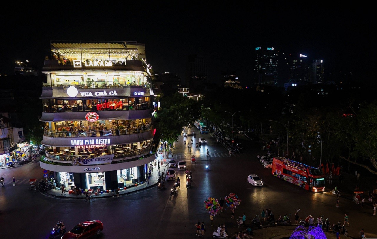 Những ngày qua, nhiều nơi tại Hà Nội liên tục bị cắt điện do lượng tiêu thụ tăng vọt. Trước tình hình thiếu điện, nhiều tuyến phố, tòa nhà cao tầng ở Thủ đô lên đèn muộn, cắt giảm 50% hệ thống đèn chiếu sáng. Ảnh: NĐT