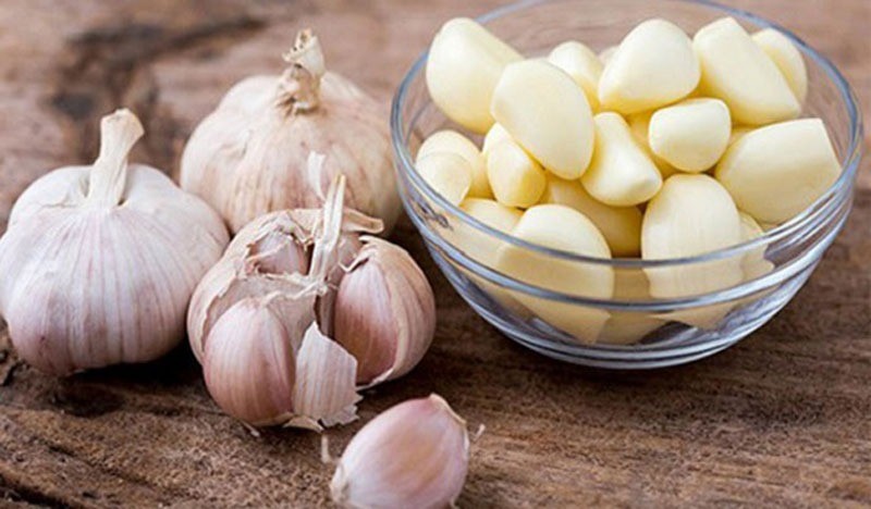 Khi ăn tỏi sống thì nên đập dập và băm nhỏ, để trong không khí 10 - 15 phút. Tác dụng cơ bản của tỏi chủ yếu đến từ allicin – chất có tác dụng giảm viêm và chống oxy hóa rất có lợi cho sức khỏe.