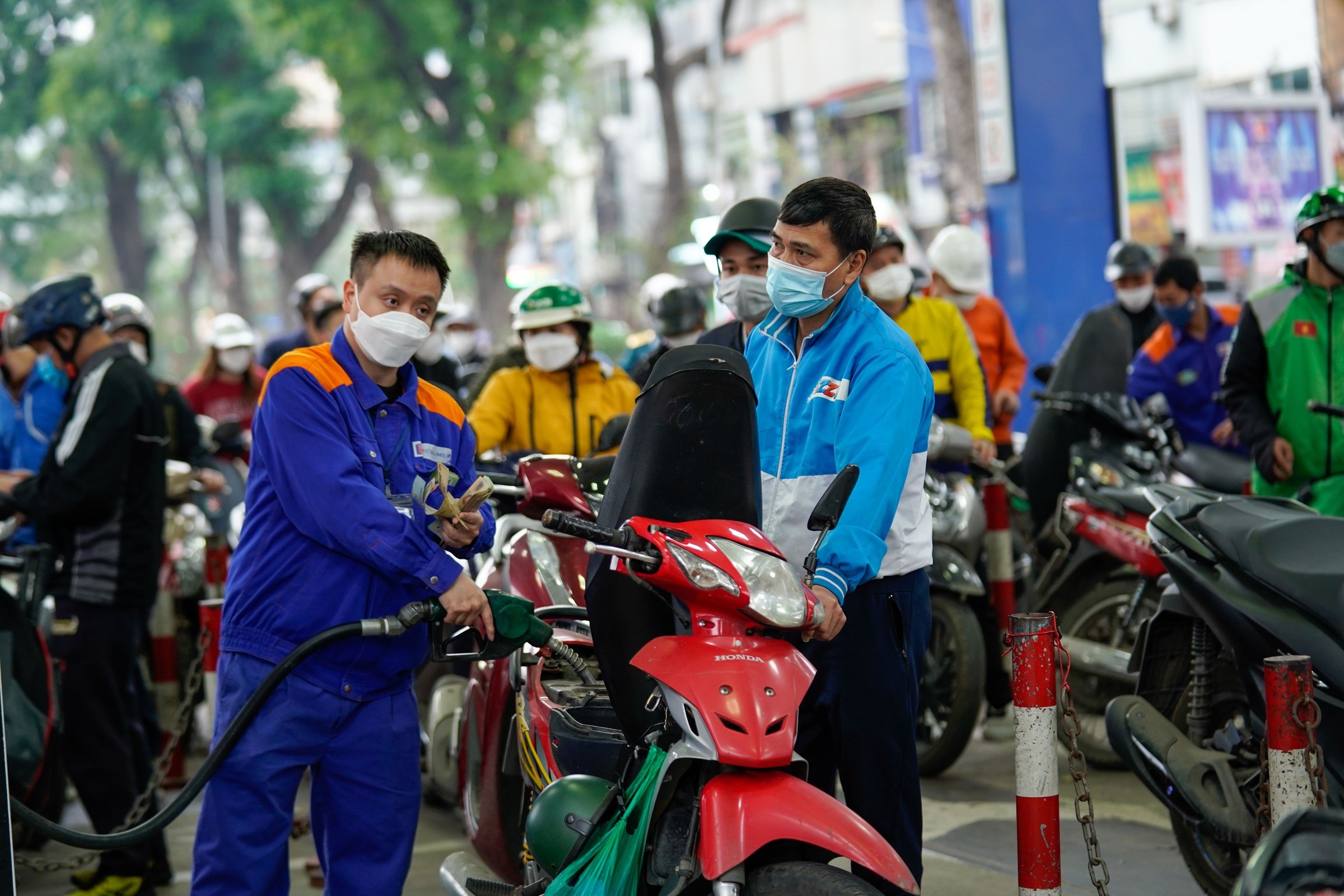 Theo quy định, ngày điều chỉnh giá bán lẻ xăng dầu trong nước là ngày 11/6, tuy nhiên do trùng vào ngày nghỉ cuối tuần nên Liên bộ Công Thương - Tài chính sẽ điều chỉnh giá bán lẻ xăng dầu vào thứ Hai (ngày 12/6). Ảnh minh hoạ