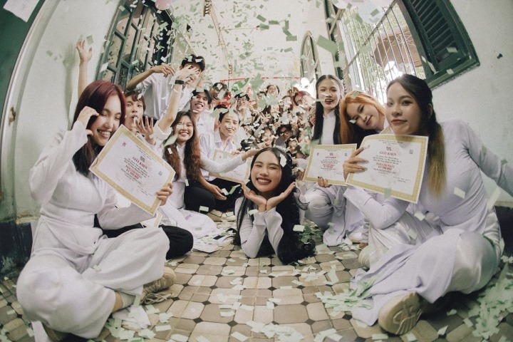 Hoa hậu Mai Phương đọ độ dễ thương cùng Phương Mỹ Chi trong vũ đạo 'Đẩy xe bò' - Ảnh 1