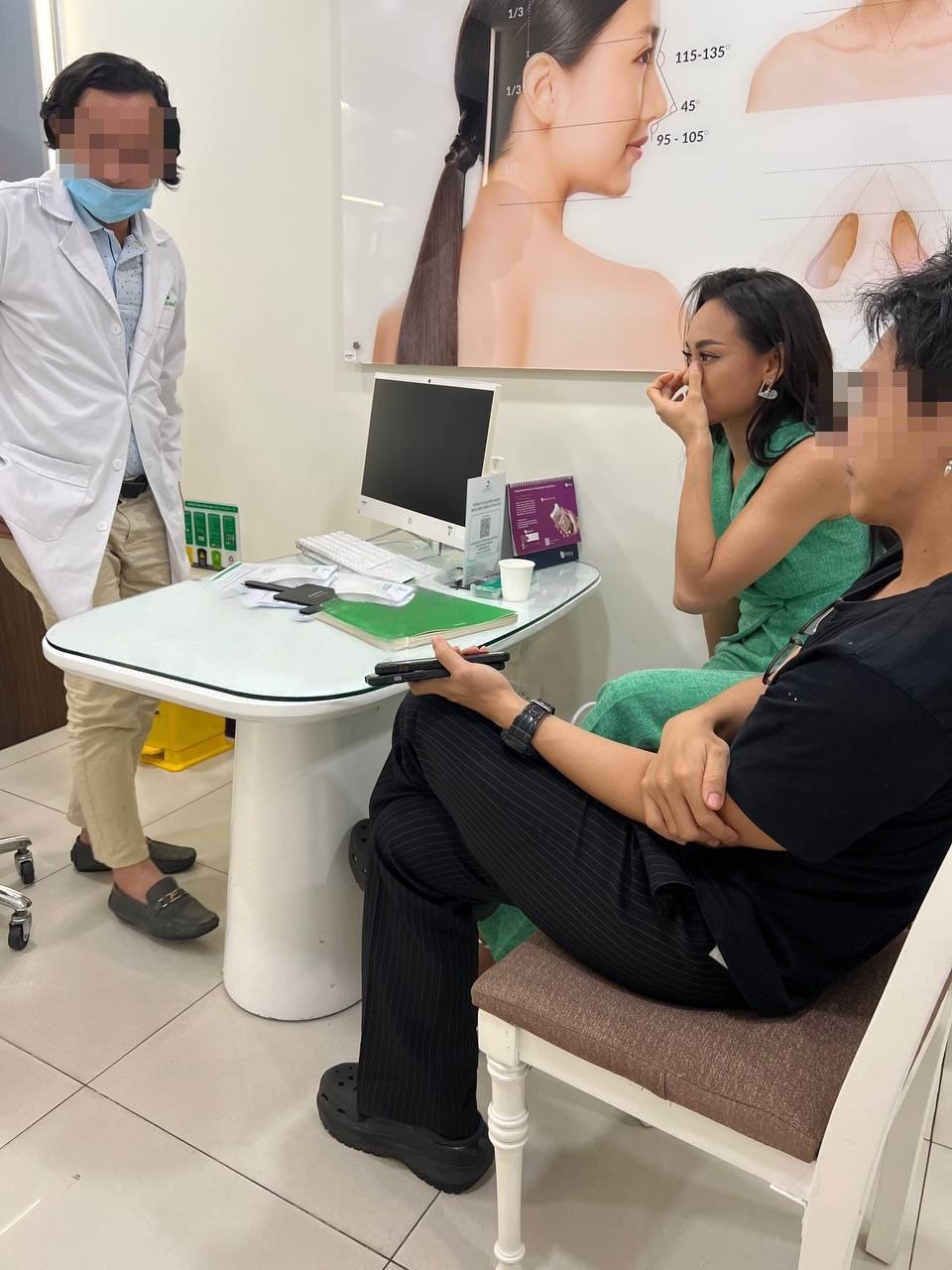 Lộ hình ảnh Á hậu Mai Ngô 'đập đi xây lại' để đổi vận sau nhiều năm 'chinh chiến' tại các cuộc thi nhan sắc. Lộ hình ảnh Á hậu Mai Ngô 'đập đi xây lại' để đổi vận sau nhiều năm 'chinh chiến' tại các cuộc thi nhan sắc.