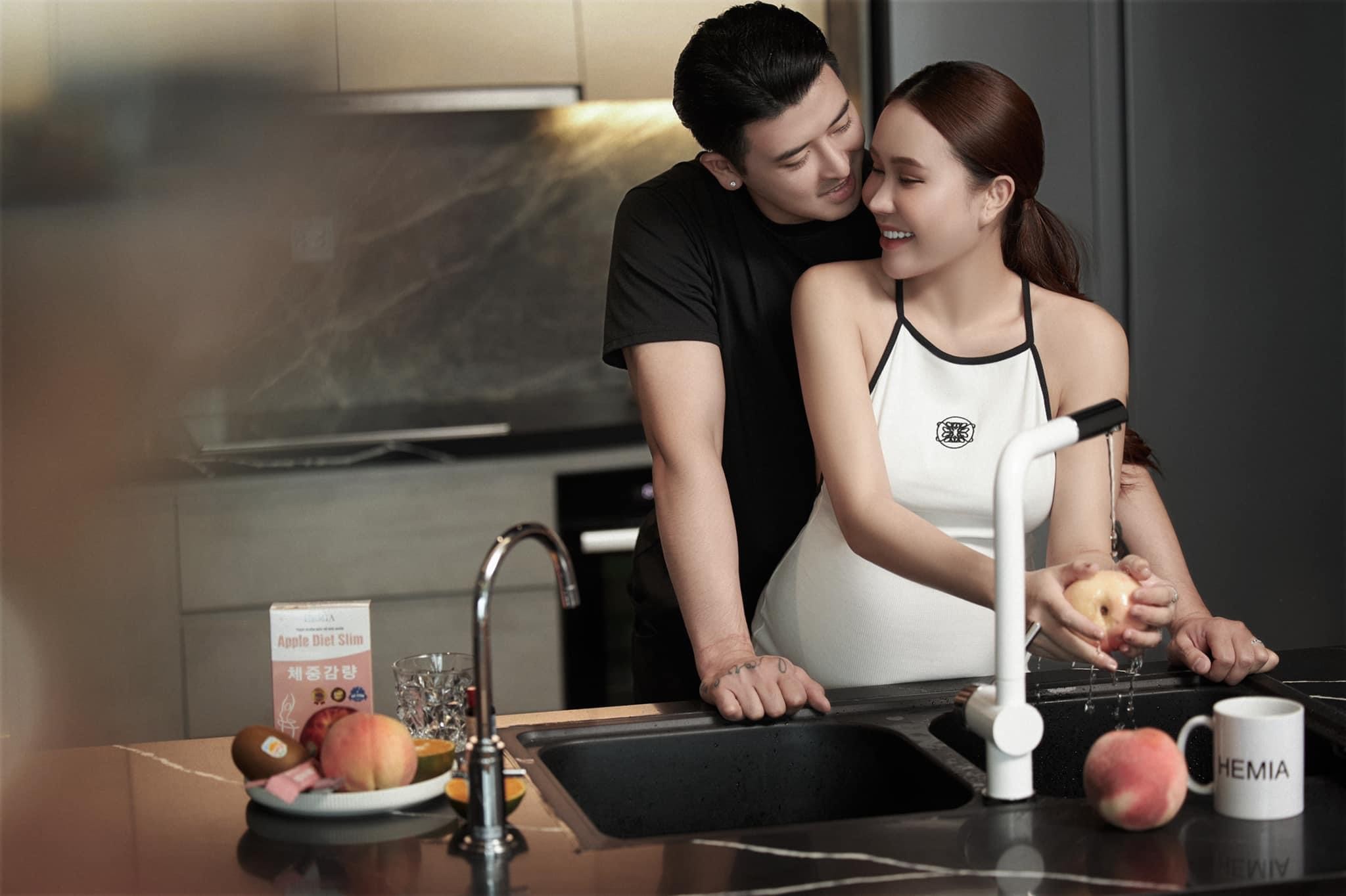 Hot mom Ngọc Thúy chia sẻ: “Thúy cảm thấy may mắn khi có một người chồng luôn yêu thương vợ con hết mực” (Ảnh: NVCC) Hot mom Ngọc Thúy chia sẻ: “Thúy cảm thấy may mắn khi có một người chồng luôn yêu thương vợ con hết mực” (Ảnh: NVCC)