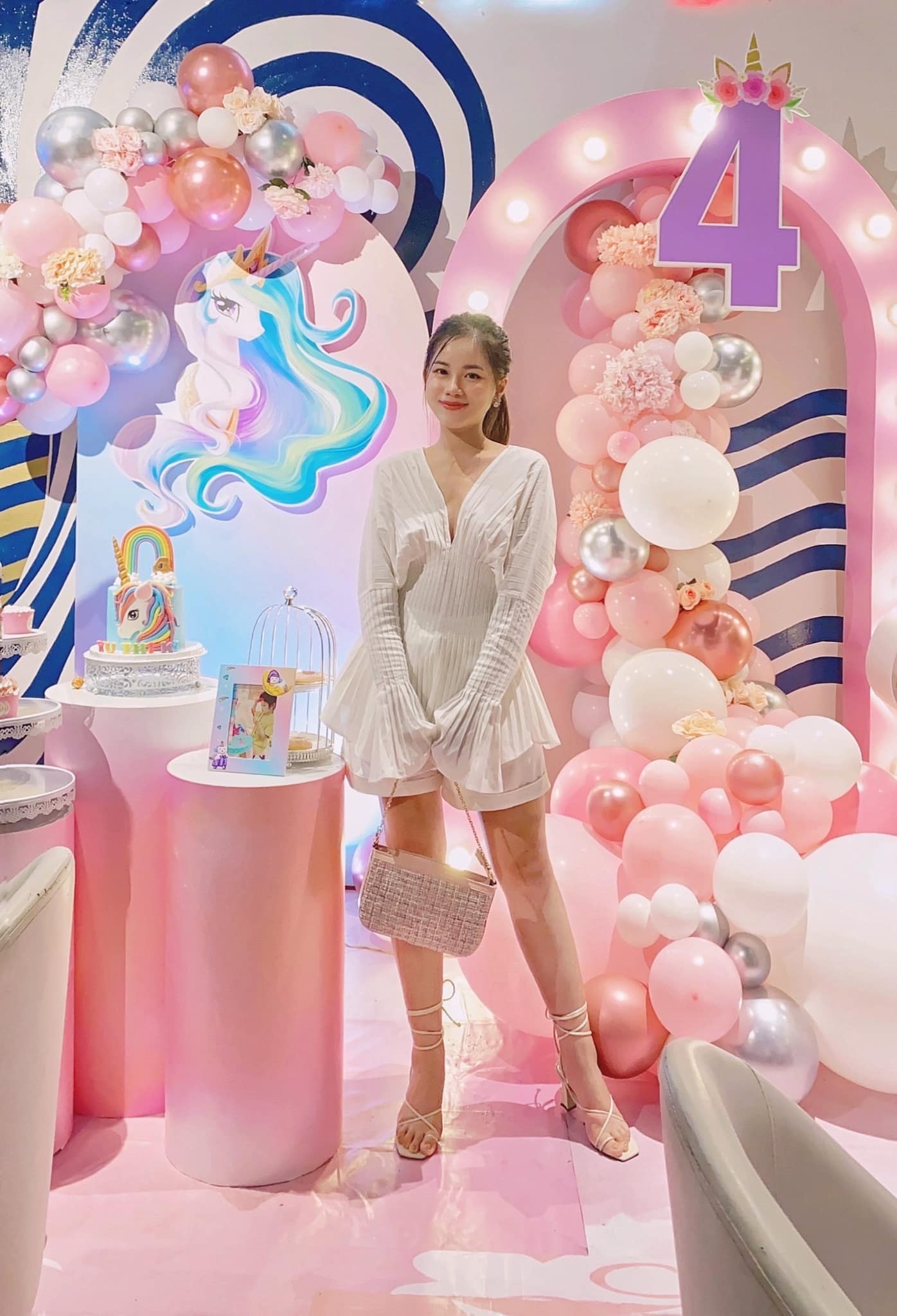 Thiên Kim là người trẻ nhất trong số 3 bảo mẫu của nhà nữ đại gia Đoàn Di Băng. Cô cũng là vú em được nữ đại gia Quận 7 yêu mến, tín nhiệm nhất, trả mức lương lên tới 120 triệu/tháng. Thiên Kim là người trẻ nhất trong số 3 bảo mẫu của nhà nữ đại gia Đoàn Di Băng. Cô cũng là vú em được nữ đại gia Quận 7 yêu mến, tín nhiệm nhất, trả mức lương lên tới 120 triệu/tháng.