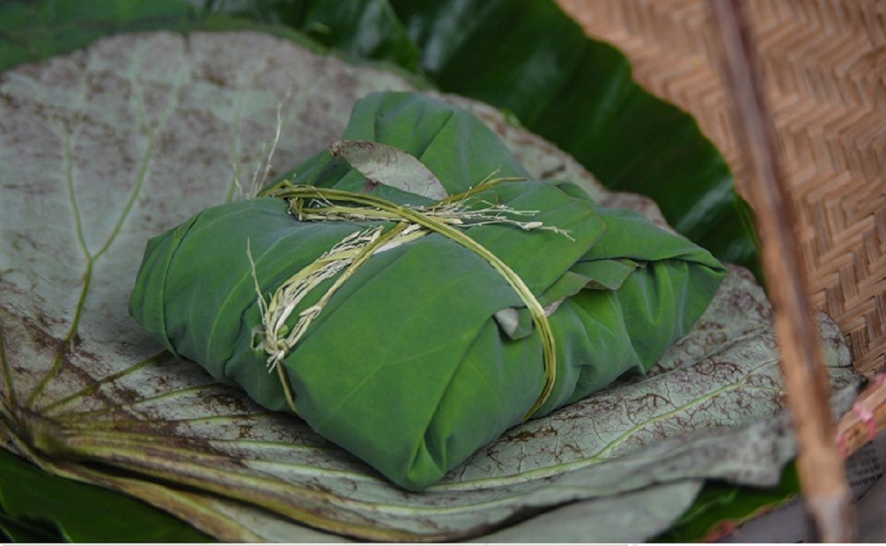 Xôi cốm gói trong lá sen là một trong những hình ảnh thân thuộc, gây thương nhớ tại thủ đô mỗi độ thu về.