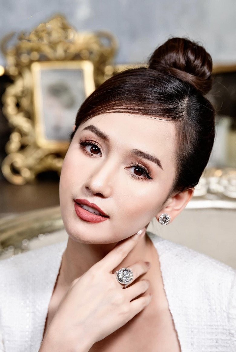 Nữ diễn viên giàu nhất miền Bắc khoe BST kim cương 'khủng', từng thuê thiết kế riêng 100 bộ quần áo để đóng 1 bộ phim - Ảnh 1 Nữ diễn viên giàu nhất miền Bắc khoe BST kim cương 'khủng', từng thuê thiết kế riêng 100 bộ quần áo để đóng 1 bộ phim - Ảnh 1