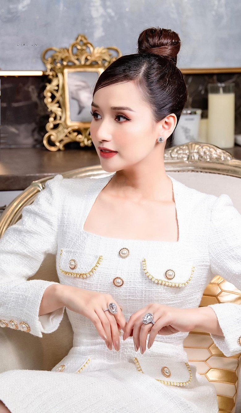 Được biết, Lã Thanh Huyền đang sở hữu một bộ sưu tập kim cương đắt đỏ có giá trị triệu đô. Được biết, Lã Thanh Huyền đang sở hữu một bộ sưu tập kim cương đắt đỏ có giá trị triệu đô.