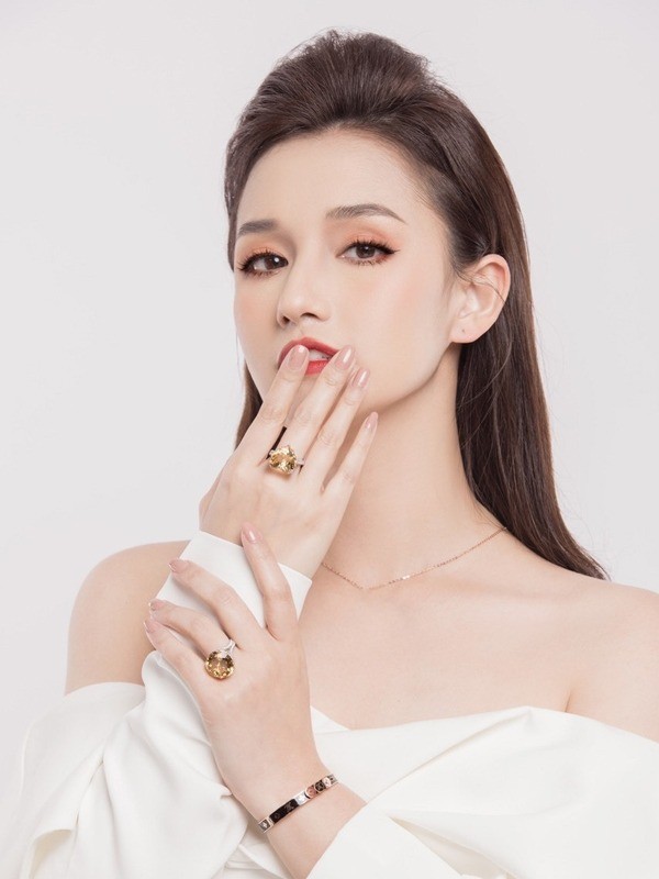 Ở tuổi 38, diễn viên Lã Thanh Huyền được khán giả ngưỡng mộ bởi sự nghiệp thăng hoa, cuộc sống giàu có, hạnh phúc bên chồng đại gia và con trai. Ở tuổi 38, diễn viên Lã Thanh Huyền được khán giả ngưỡng mộ bởi sự nghiệp thăng hoa, cuộc sống giàu có, hạnh phúc bên chồng đại gia và con trai.