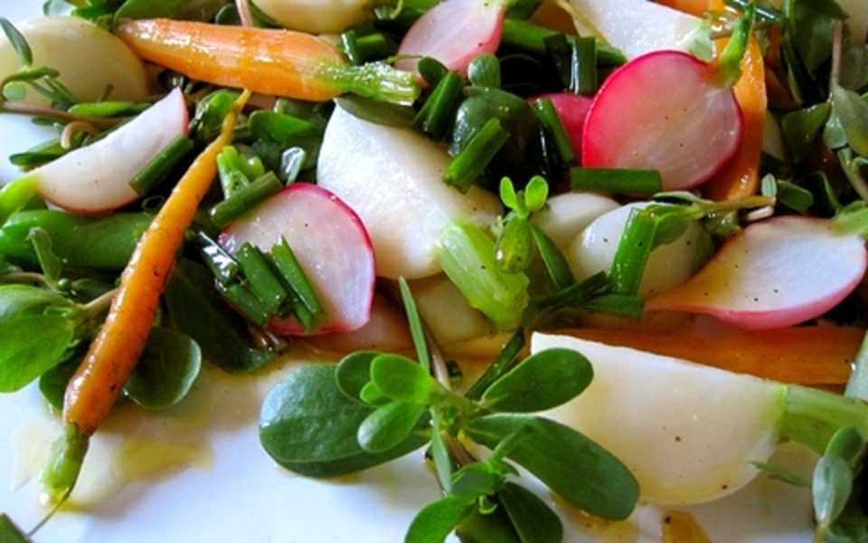 Ở nhiều nước châu Âu, rau sam rất được yêu thích. Họ dùng trong các món ăn khá phổ biến, người Hà Lan dùng rau sam làm dưa chua, người Pháp cũng rất thích rau sam và chế biến thành nhiều món ăn ngon, hoặc ở Mỹ có món rau sam trộn dầu giấm...