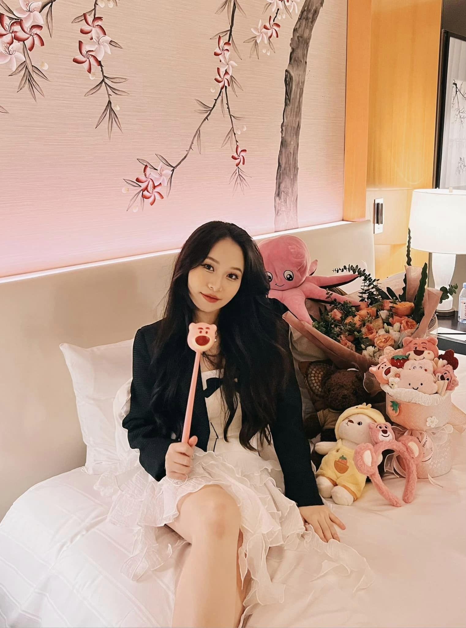 Cô gái nổi tiếng TikTok nhờ những bài Cover US-UK - Ảnh 4